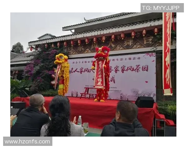 足球明星身穿藏服的高清图片展示与文化融合之美